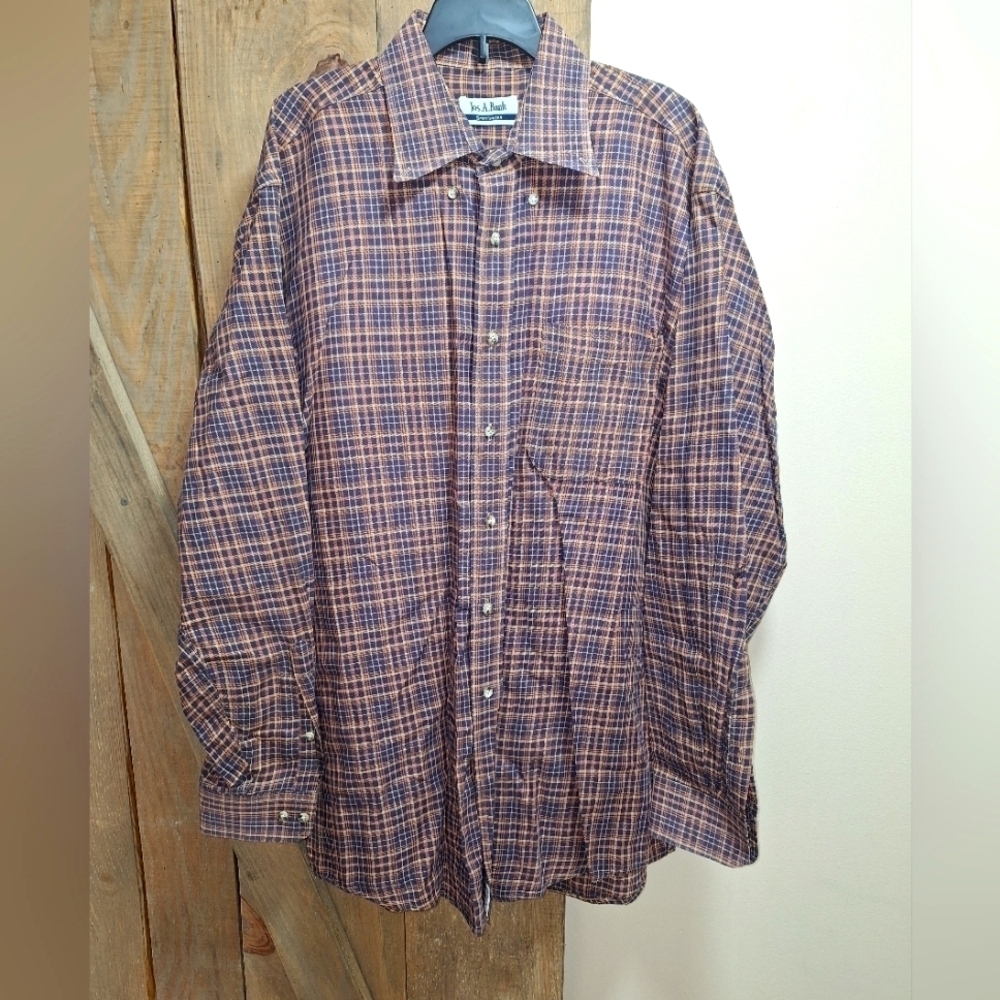 A Jos. A. Bank mens 100% cotton long sleeve button-down shirt in a size XL.